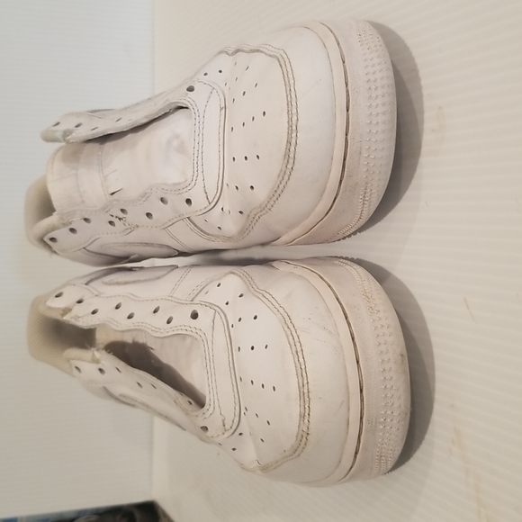 Mens  Nike tennis shoes in a great condition.